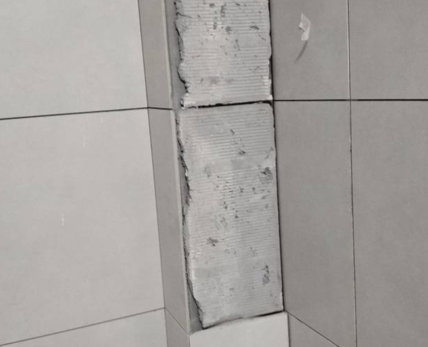 大理瓷砖空鼓维修公司分享下瓷砖施工前基层浇水润湿程度不足，可能导致以下问题