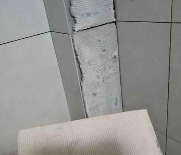 大理瓷砖空鼓维修公司分享下厨房瓷砖脱落的补救措施。